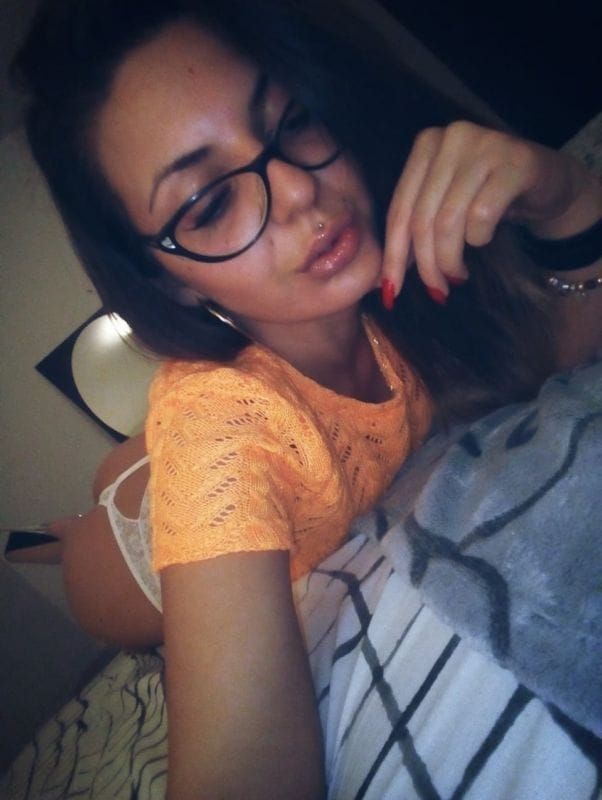 Annuncio Escort Ads - VELA ITALIANA 19 ANNI PORCELLINA RAGAZZA * ( ARRAPATA SUCCHIATRICE
