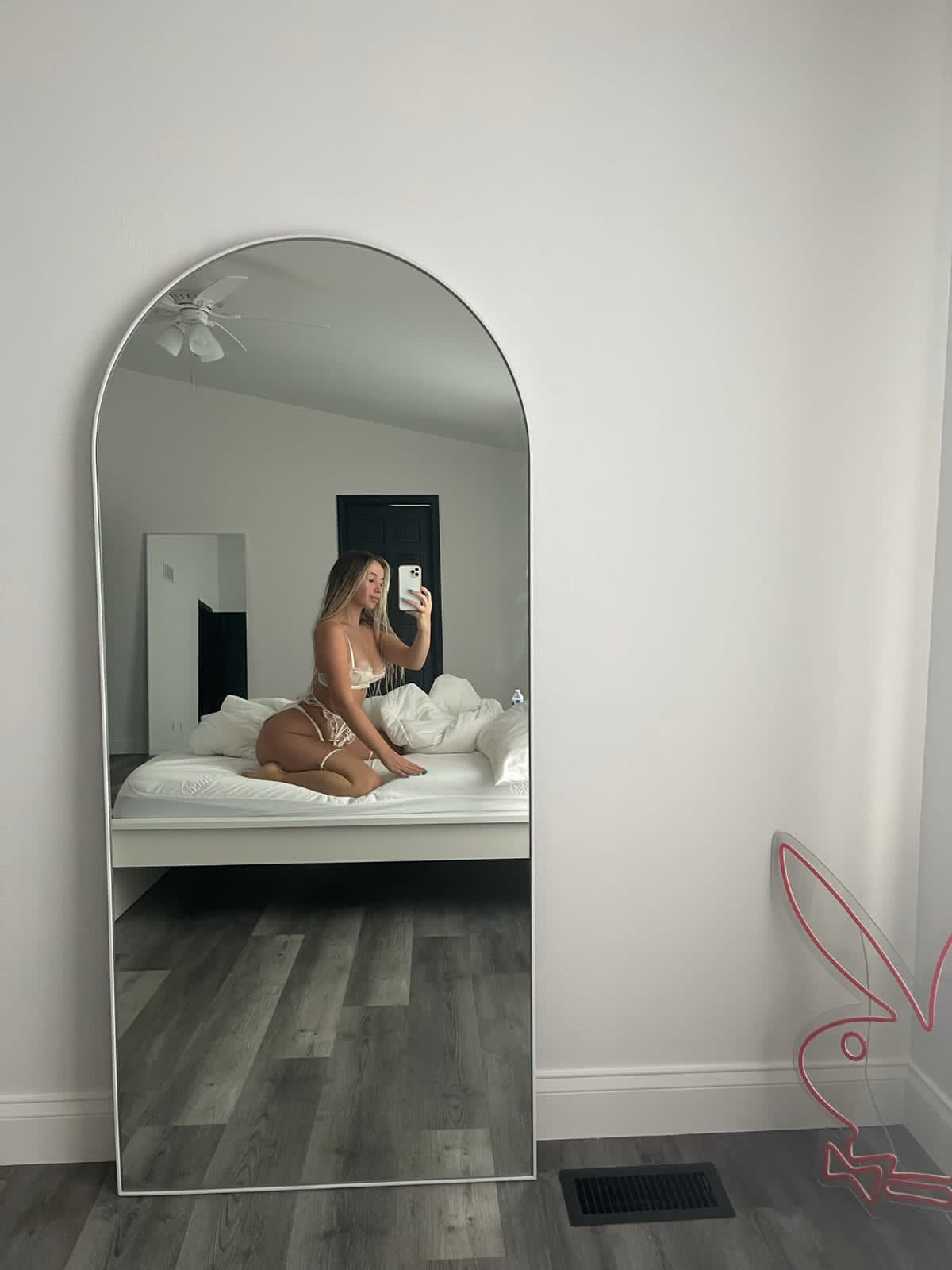 Annuncio Escort Ads - Mi piacerebbe succhiarti il   cazzo come un lecca-lecca, come nei film porno!