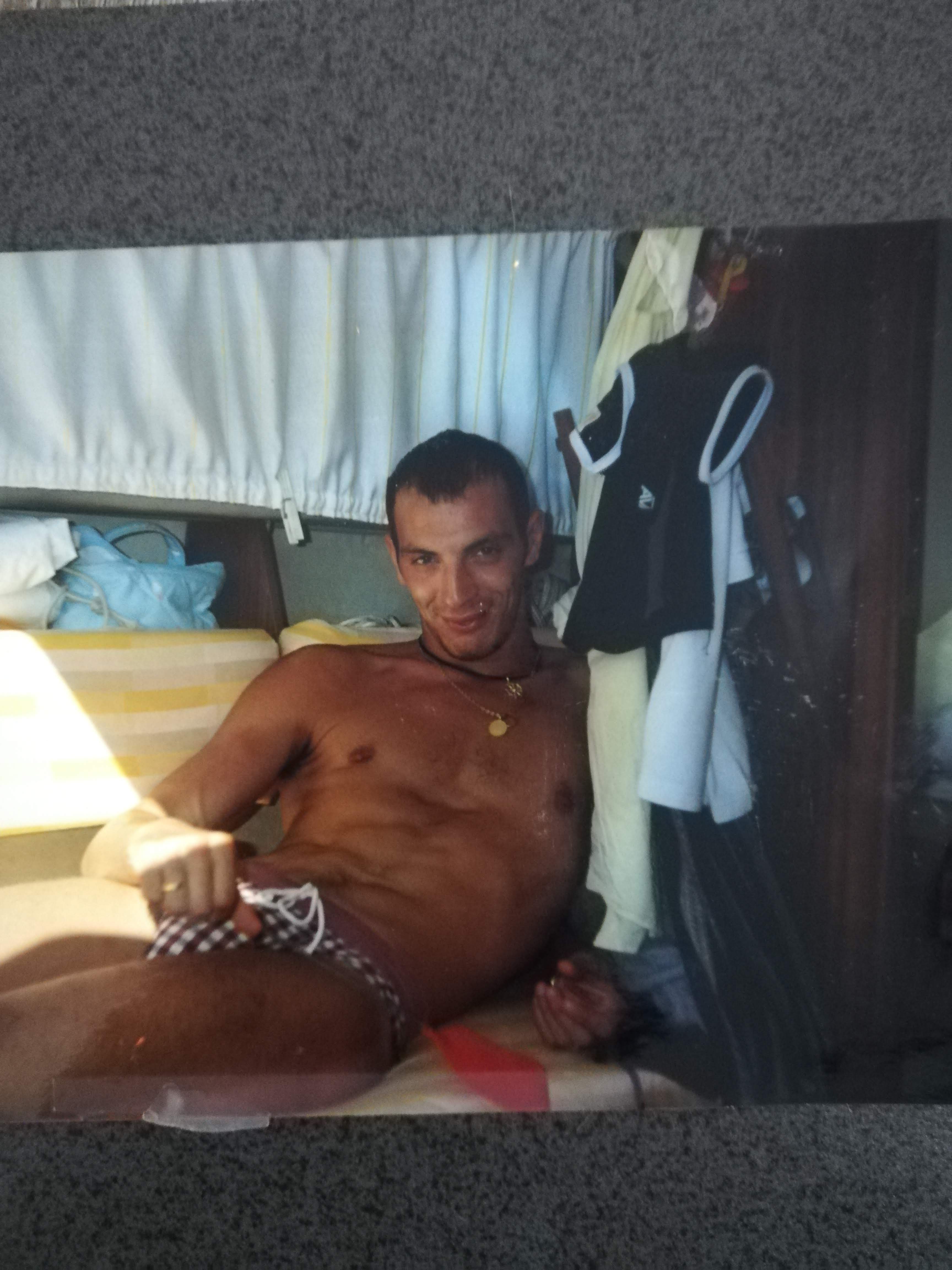 Annuncio Escort Ads - Cerco donna per fare sesso senza impegno 