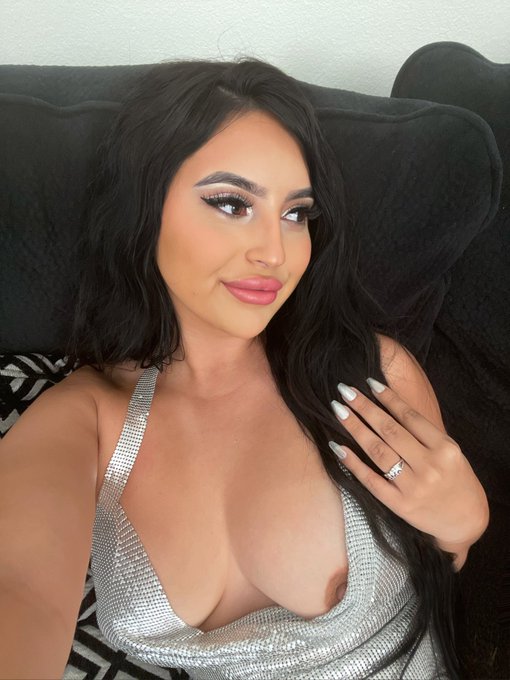 Annuncio Escort Ads - sono disponibile per un piano sessuale