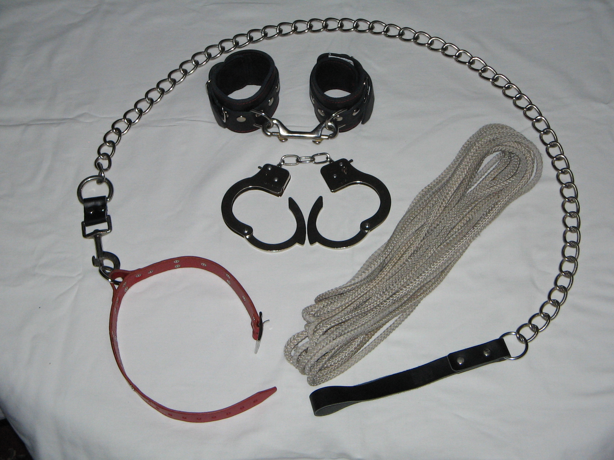 Annuncio Escort Ads - Padrone  seleziona  ragazza  /  signorina  nel  ruolo  di  schiava  ....................  da  educare  ,  collarare  ..........  e  sculacciare  !!!!