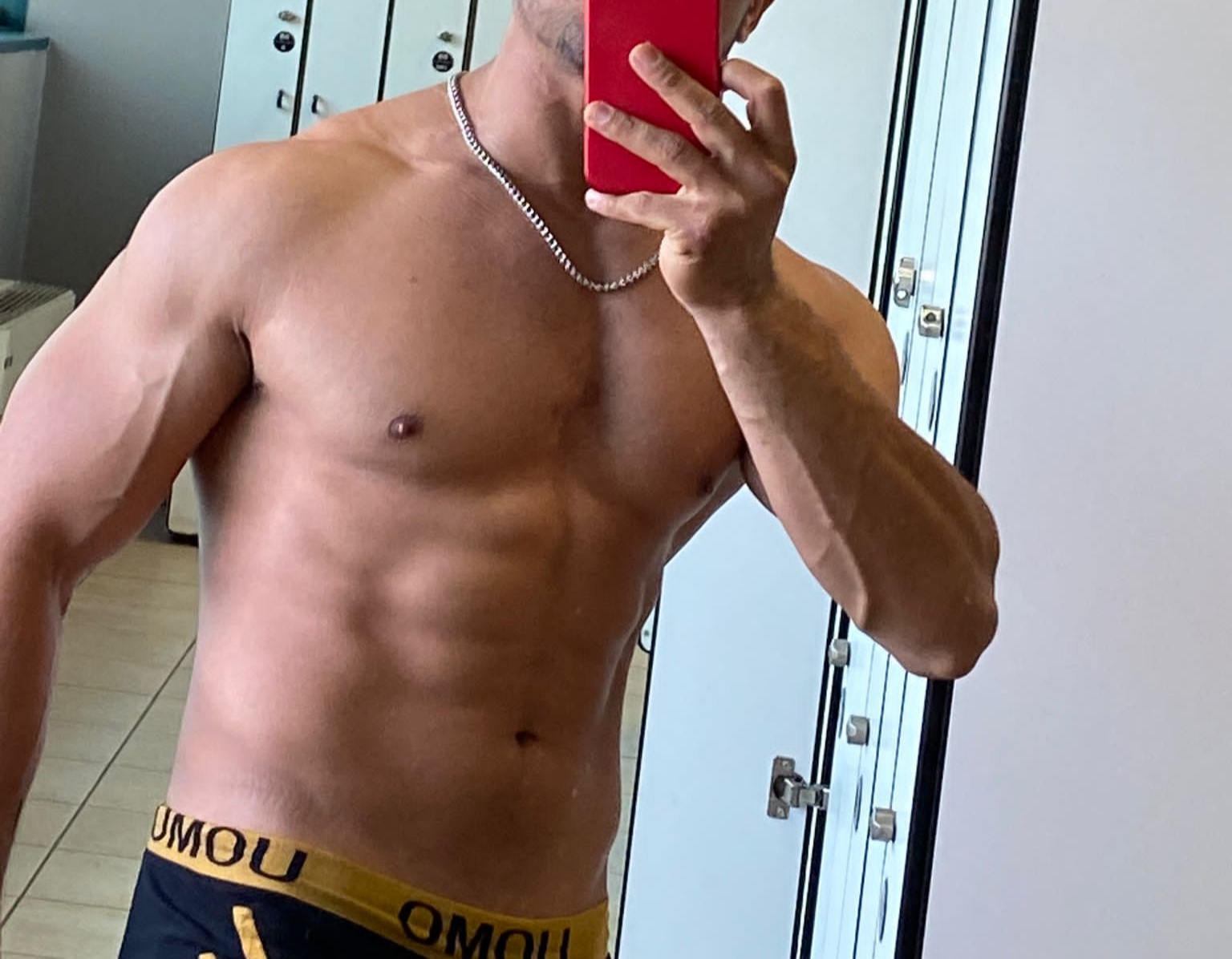 Annuncio Escort Ads - Carco le ragazze e coppie Sono un ragazzo bravo anche molto simpatico e dolcissimo Ho 25 anni ho un bel fisico