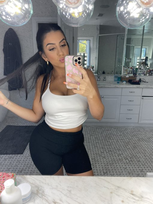 Annuncio Escort Ads - Cerco un uomo a cui piacerebbe conoscersi