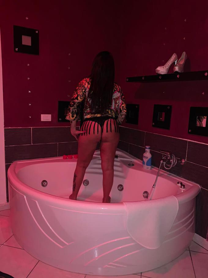 Annuncio Escort Ads - RAGAZZE SENSUALI TI ASPETTANO PER UN MASSAGGIO LOCALE SANIFICATO