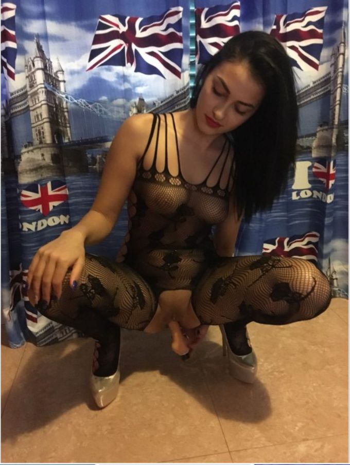 Annuncio Escort Ads - ERIKA!    APPENA ARRIVATA.     *      % ... FIGA SUCCOSA DA LECCARE - 69 E POMPINO NATURALE     LATO B - MASSAGGIO PROSTATICO SOLO