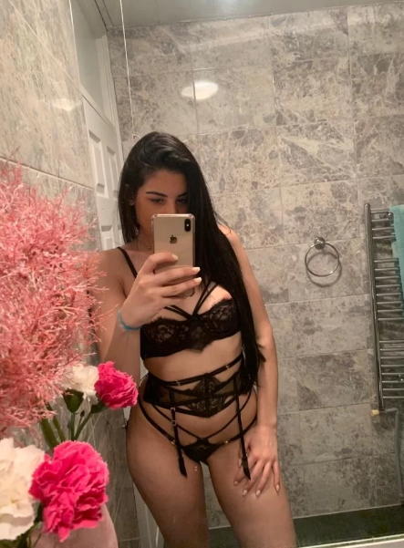 Annuncio Escort Ads - ((SOLO PER OGGI)) LAURA _FAI___UN___STOP__!! QUA !!__G.U.A.R.D.A.M.I------D_I_V_I_N_A__* S * E * X * Y